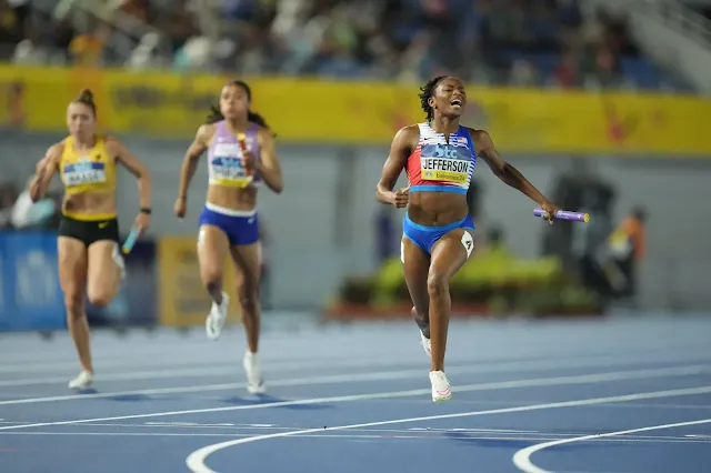 ทีมวิ่งผลัด 4x100 เมตร หญิงของสหรัฐฯ ทะยานสู่สถิติแชมป์ ส่วนแคนาดาอยู่อันดับที่ 7