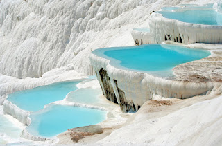 صور الثلج فى اعلى قمم جبال تركيا Coolest Tourist Attraction. The bright blue pools of Pamukkale in Turkey