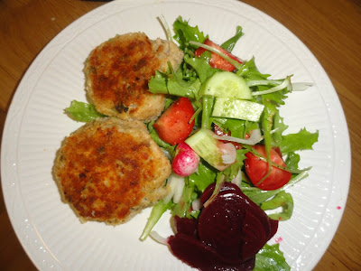 Salmon rissoles and salad