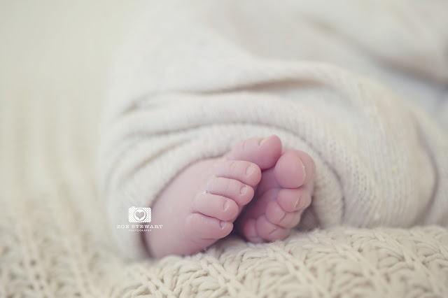 Newborn, photographer, edinburgh, musselburgh, lothians, fife, glasgow, sibling, photoshoot, studio,  wooden, bowl, props, family, mum, details, toes