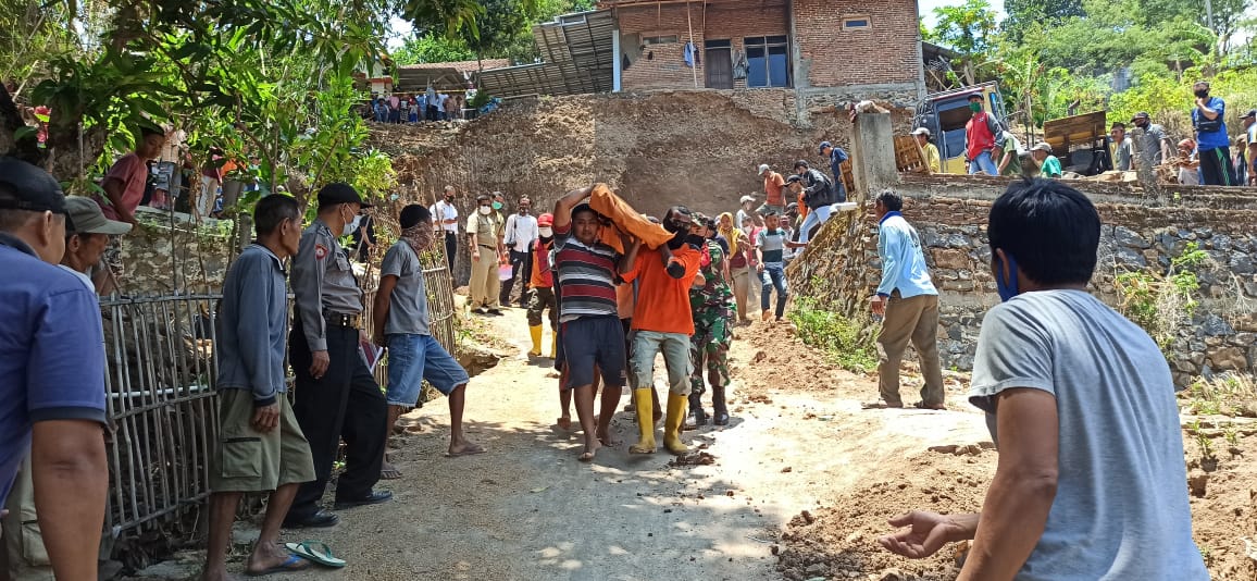 Dua Warga Soco Meninggal Tertimbun Longsoran Tanah