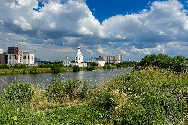 Северный берег Строгинской поймы, Москва-река, вид на Тушино