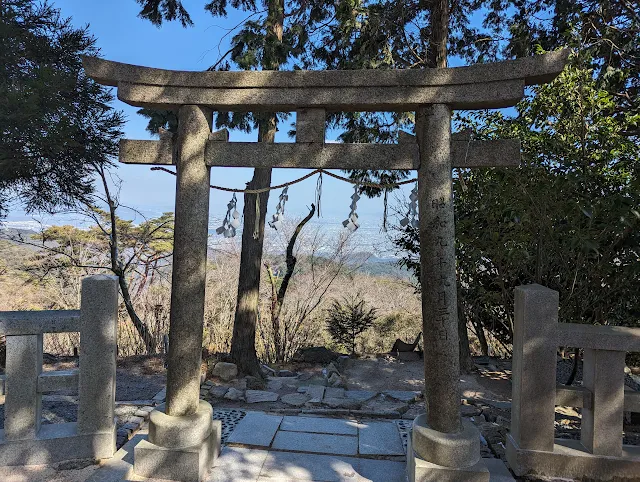 六甲山神社の鳥居は、参拝道はありませんが芦屋の街並みを向いています。この下は崖です。