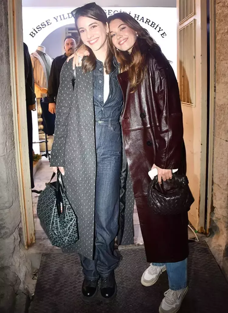 'Yalı Çapkın' is on the agenda with another surprise love news after the lead actors Afra Saraçoğlu and Mert Ramazan Demir... Afra Saraçoğlu, who was seen in the musical starring Öznur Serçeler, who gave life to the character of 'Asuman' in the series together with Binnur Kaya, Beril Pozam and Ersin Arıcı, reacted to a question about her private life.