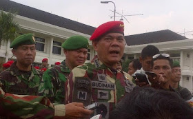 Terima Brevet Komando KSAD Jadi Warga Kehormatan Kopassus