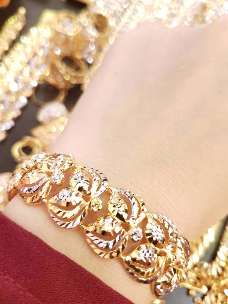 Download 56 Gambar Gelang Emas Di Tangan  HD