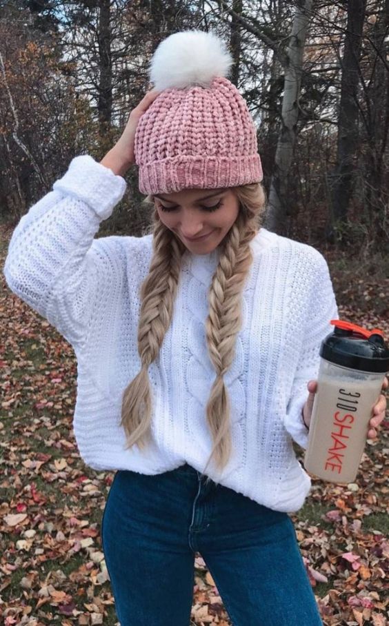 cool cozy outfit idea / pink hat + white knit sweater + skinnies