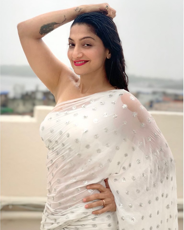 aartii naagpal white wet saree bollywood actress