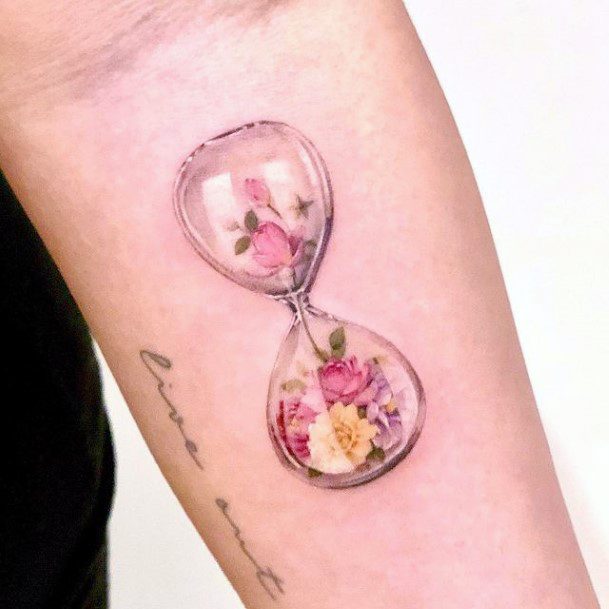 Inspire-se: 50 tatuagens femininas usando rosa como cor principal