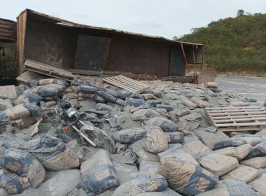  Motociclista fica debaixo de carga de cimento após acidente na Bahia