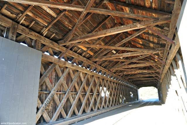 Interior del Puente Cubierto del 2001 Willard Covered Bridge en Vermont
