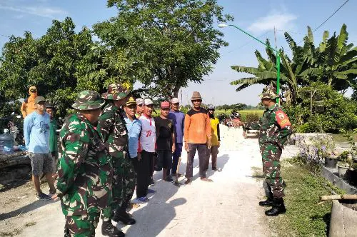 Koramil Sarirejo Turun Tangan, Perbaiki Fasum Desa