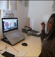 Yocelín Mejía Betances moderando el chat online en inglés durante una actividad educativa.