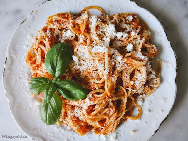 Scharfe Pasta mit Sriracha