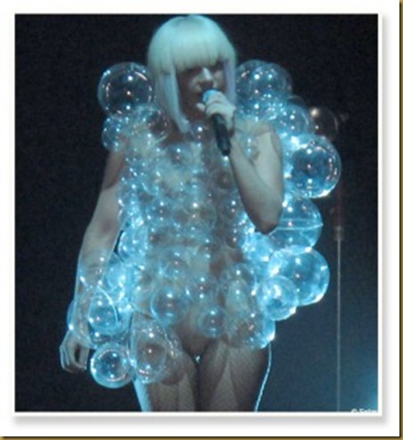 lady_gaga_costume1-300x3321