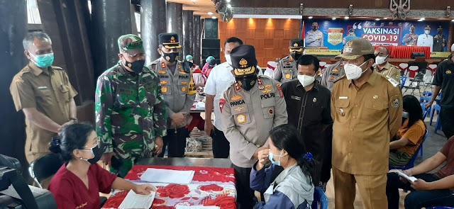 Kapolda Sumut Pantau Pelaksanaan Vaksinasi Tahap  II di Taput