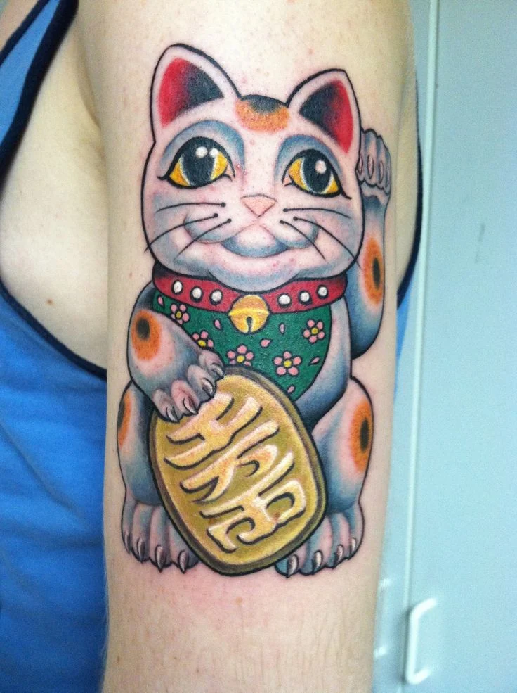 chica con tatuaje de gato