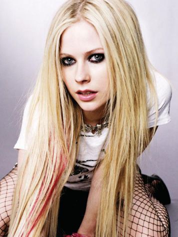 A outra mudan a de Avril foi o cabelo totaaalmente Loiro e Com uma mecha 