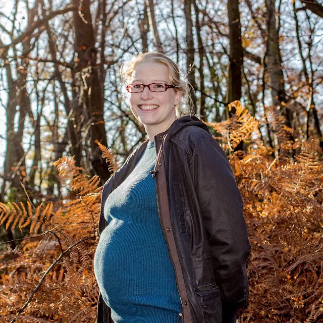 Pregnant lady (me) in front of autumnal brown ferns as a seasonal idea for instagram photographs