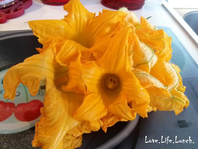 Frittata piselli e fiori di zucca