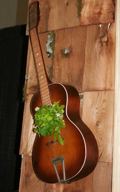 long flower pot ideas Old Guitars in Flower Arrangements | 464 x 743