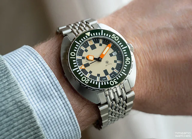 DOXA Army steel with green ceramic bezel 785.10.031G.10