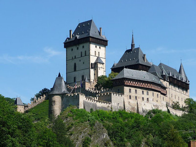 Kastil abad pertengahan seperti Karlštejn