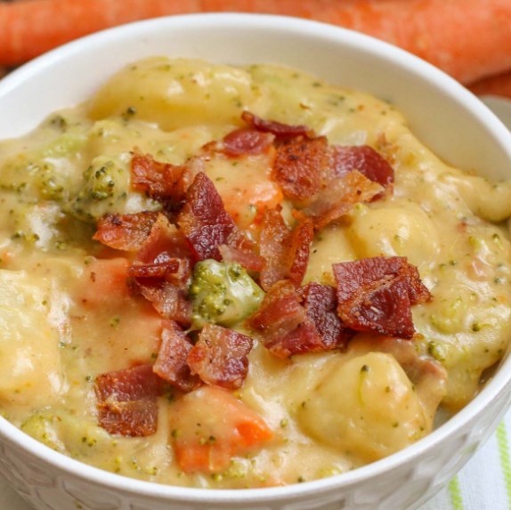 LOADED BROCCOLI POTATO SOUP #vegetarian #souprecipes