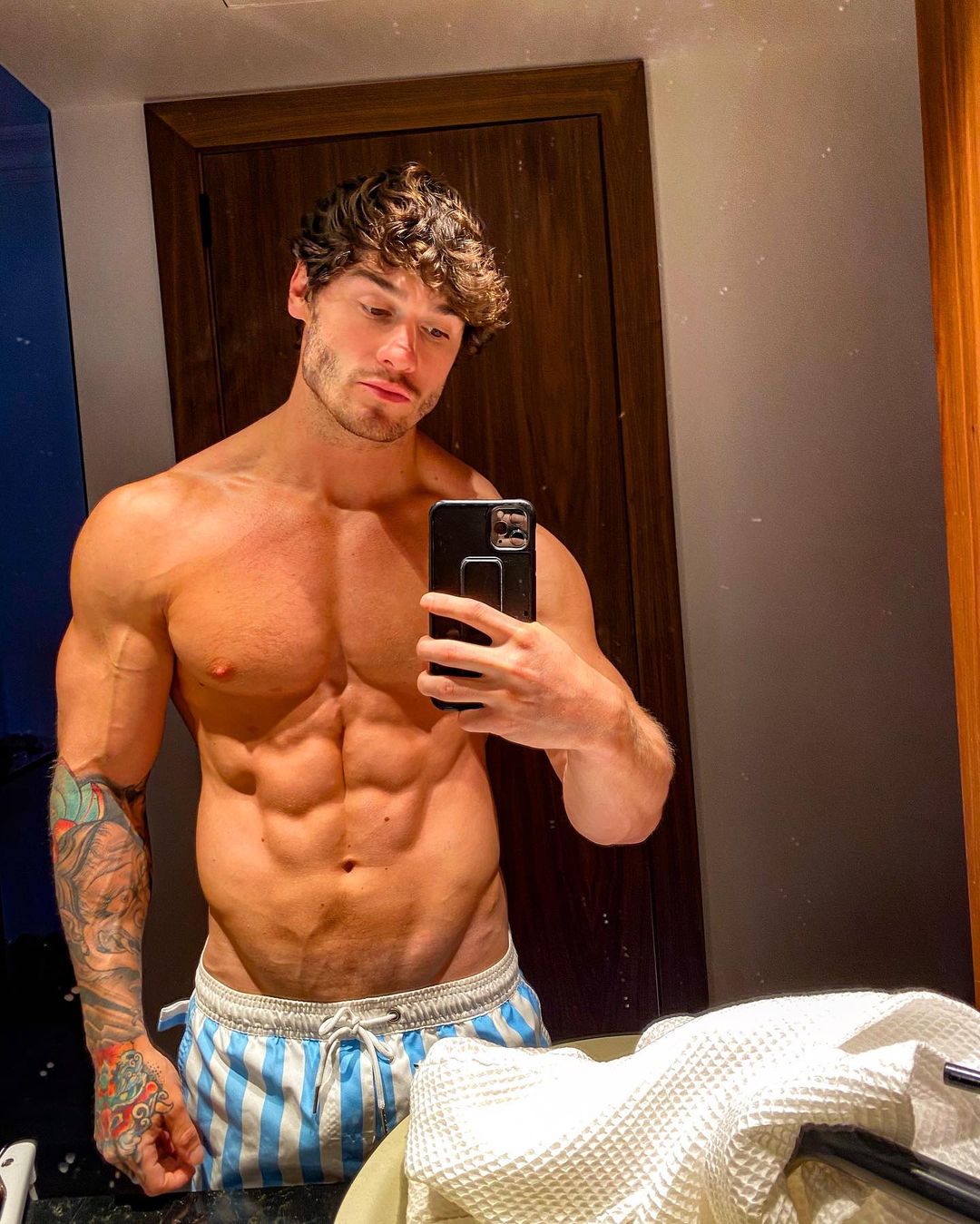 hot-shirtless-guy-owen-harrison-arm-tattoo-muscle-body-abs-selfie