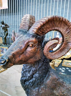 Escultura de carnero en desembalaje de Noja