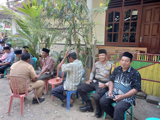 Bentuk Kepedulian Bhabinkamtibmas Takziah Kerumah Duka Warga Desa Binaannya