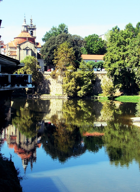 rio Tamega refletindo a igreja de São Gonçalo