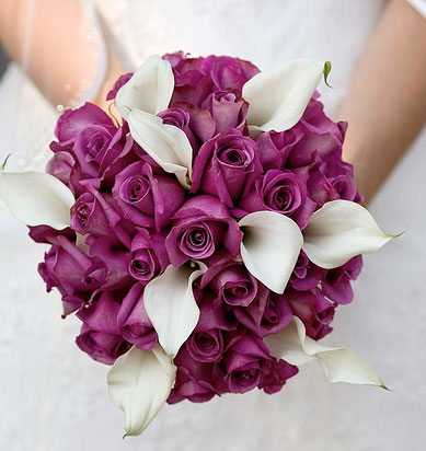 Purple wedding flowers look good in both indoor and outdoor wedding venues
