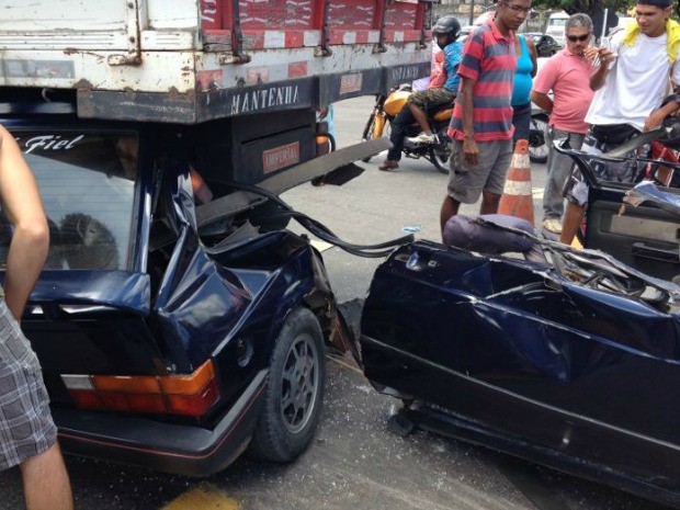 Acidente grave na BR-101 deixa carro partido ao meio em Abreu e Lima, PE