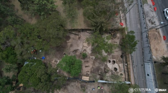 Οι τάφοι που ανακαλύφθηκαν στο δάσος Chapultepec. [Credit: INAH]