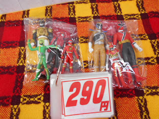 中古品のヒーロー人形セットは290円です。