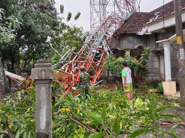 Angin Ribut di Kecamatan Bulu, akibatkan tower dan pohon-pohon tumbang, anggota Koramil 03 Bulu bantu warga.