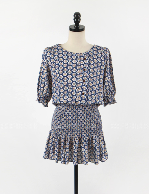  Shirred Medallion Print Dress