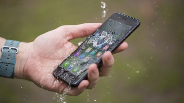  Apple iPhone 7 plus with water splashing on it