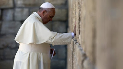 Pope Francis at Western Wall