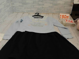 中古品　子供服　１５０ｃｍ　フェイクセット風長袖ワンピース　ライトブルー　トップス　ブラック　スカート　１１０円