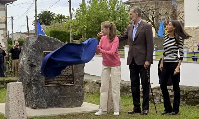 Crown Princess Leonor wore a fuchsia wool cashmere sweater by Laura Bernal. Queen Letizia wore stripe wool sweater by Boss