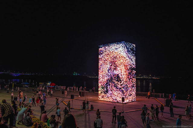 Световая инсталляция на берегу ночного города