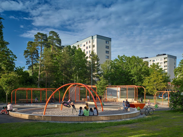 En collaboration avec un groupe de filles de la banlieue de Bredäng en Suède, le cabinet Nivå a développé un parc pour la danse, le jeu et les sports libres.
