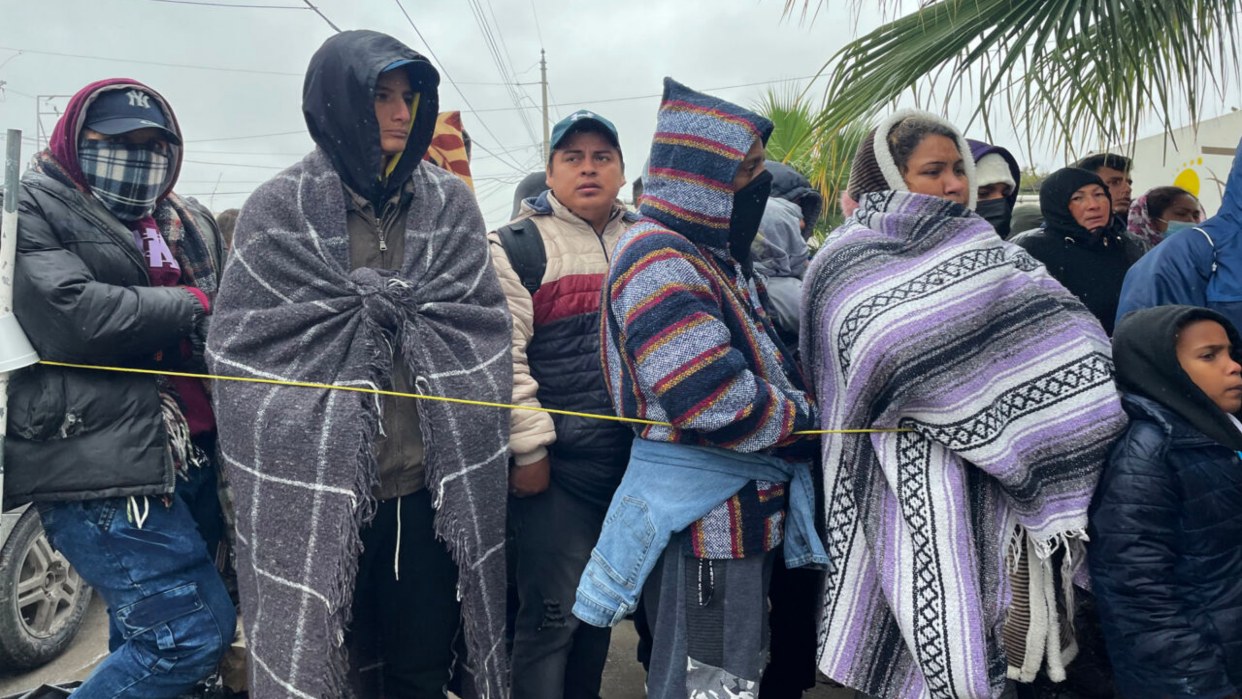 Mexicanos acogen a migrantes en la frontera norte ante frío y refugios llenos