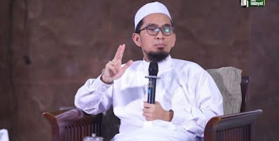 Pengaruh Shalat Dan Maksiat Terhadap Rezeki. perbuatan dosa seseorang dapat menahan rezeki Allah kepadanya dan ketakwaan dapat melancarkannya. Allah Subhaanahu wa Ta’ala berfirman dalam Al Qur’an:  اتْلُ مَا أُوحِيَ إِلَيْكَ مِنَ الْكِتَابِ وَأَقِمِ الصَّلَاةَ إِنَّ الصَّلَاةَ تَنْهَى عَنِ الْفَحْشَاءِ وَالْمُنْكَرِ وَلَذِكْرُ اللَّهِ أَكْبَرُ وَاللَّهُ يَعْلَمُ مَا تَصْنَعُونَ (45)  “Bacalah apa yang telah diwahyukan kepadamu, yaitu Al-Kitab (Al-Qur’an) dan dirikanlah shalat! Sesungguhnya shalat itu mencegah dari (perbuatan-perbuatan) keji dan mungkar. Dan sesungguhnya mengingat Allah adalah lebih besar (keutamaannya dari ibadat-ibadat yang lain). Dan Allah mengetahui apa yang kalian kerjakan.” (QS Al-‘Ankabuut: 45)  Tafsir Ringkas “Bacalah apa yang telah diwahyukan kepadamu, yaitu Al-Kitab (Al-Qur’an),” Allah subhaanahu wa ta’aala memerintahkan kepada kita untuk membaca wahyunya, yaitu Al-Qur’an. Arti dari membacanya adalah mengikuti semua yang terkandung di dalamnya, melaksanakan perintah-Nya, menjauhi larangan-Nya, berjalan di atas petunjuk-Nya, membenarkan seluruh pengabaran-Nya, merenungi makna-makna yang terkandung di dalam Al-Qur’an dan membaca lafaz-lafaznya.  Maksud dari penyebutan “bacalah” dalam ayat ini hanyalah penyebutan sebagian makna untuk mewakili makna yang lain. Dengan demikian, kita mengetahui bahwa arti perkataan “bacalah” adalah menjalankan agama seluruhnya. Sehingga perintah berikutnya, yaitu “dan dirikanlah shalat!” hanyalah penyebutan sebagian hal dari keumuman perintah untuk menjalankan seluruh agama.  Di dalam ayat ini terdapat perintah khusus untuk mengerjakan shalat, karena shalat memiliki banyak keutamaan, kemuliaan dan akibat-akibat yang sangat indah, di antaranya (disebutkan pada ayat ini) “Sesungguhnya shalat itu mencegah dari (perbuatan-perbuatan) keji dan mungkar.”  Al-Fahsyaa’ (perbuatan-perbuatan keji) artinya seluruh dosa yang dianggap besar dan sangat buruk dan jiwa terpancing untuk melakukannya. Al-Munkar adalah setiap maksiat yang diingkari oleh akal dan fitrah manusia. Mengapa shalat bisa mencegah dari perbuatan keji dan mungkar? Ini dikarenakan seorang hamba jika mengerjakannya dengan menyempurnakan rukun-rukun dan syarat-syarat shalat serta memperhatikan ke-khusyuu’-annya, maka hal tersebut dapat menerangi dan membersihkan hatinya, menambah keimanannya, semakin kuat keinginannya untuk berbuat baik dan semakin sedikit atau bahkan tidak ada keinginan untuk melakukan keburukan.  Oleh karena itu, dengan selalu mengerjakan dan menjaga shalat dengan sifat yang telah disebutkan, shalat akan mencegah seseorang untuk melakukan perbuatan yang keji dan mungkar. Dan ini termasuk tujuan dan hasil dari shalat. Dzikir di dalam shalat mencakup dzikir di dalam hati, lisan dan badan. Sesungguhnya Allah menciptakan manusia hanyalah untuk beribadah kepadanya. Dan ibadah yang paling afdhal yang dilakukan oleh manusia adalah shalat. Di dalam shalat terdapat ibadah dengan menggunakan seluruh tubuh, yang tidak terdapat pada ibadah selainnya. Oleh karena itu, Allah subhaanahu wa ta’aala mengatakan, “Dan Sesungguhnya mengingat Allah adalah lebih besar”  “Dan Allah mengetahui apa yang kalian kerjakan,” baik hal-hal yang baik maupun yang buruk. Allah subhaanahu wa ta’aala akan membalas dengan balasan yang sesuai.1  Penjabaran Ayat وَأَقِمِ الصَّلَاةَ إِنَّ الصَّلَاةَ تَنْهَى عَنِ الْفَحْشَاءِ وَالْمُنْكَرِ  “Dan dirikanlah shalat! Sesungguhnya shalat itu mencegah dari (perbuatan-perbuatan) keji dan mungkar.”  Allah subhaanahu wa ta’aala memerintahkan hamba-Nya untuk mengerjakan shalat. Shalat memiliki berbagai macam manfaat. Di antara manfaat shalat adalah seseorang akan terhalangi untuk mengerjakan perbuatan keji dan mungkar.  Diriwayatkan dari Abu Hurairah radhiallaahu ‘anhu bahwasanya dia berkata:  جَاءَ رَجُلٌ إِلَى النَّبِيِّ -صَلَّى اللَّهُ عَلَيْهِ وَسَلَّمَ-، فَقَالَ: إِنَّ فُلاَنًا يُصَلِّي بِاللَّيْلِ، فَإِذَا أَصْبَحَ سَرَقَ. قَالَ: (( إِنَّهُ سَيَنْهَاهُ مَا تَقُولُ.))  “Seorang laki-laki mendatangi Nabi shallallahu ‘alaihi wa sallam dan berkata, ‘Sesungguhnya si Fulan shalat di malam hari, tetapi di waktu pagi dia mencuri.’ Nabi shallallahu ‘alaihi wa sallam bersabda, ‘Sesungguhnya shalatnya tersebut akan menahan dirinya untuk melakukan seperti yang engkau katakan.’.”2  Ibnu Mas’uud dan Ibnu ‘Abbas radhiallaahu ‘anhumaa berkata:  في الصلاة منتهى ومزدجر عن معاصي الله، فمن لم تأمره صلاته بالمعروف، ولم تنهه عن المنكر، لم يزدد بصلاته من الله إلا بعدًا.  “Di dalam shalat terdapat sesuatu yang dapat menahan dan mencegah seseorang dari mengerjakan perbuatan maksiat kepada Allah. Barang siapa yang shalatnya tidak menyuruhnya untuk melakukan perbuatan ma’ruuf (yang baik) dan tidak melarangnya dari perbuatan mungkar, maka dia hanya membuat dirinya semakin jauh dari Allah dengan shalat tersebut.  Al-Qatadah dan Al-Hasan rahimahumallaah berkata:  من لم تنهه صلاته عن الفحشاء والمنكر فصلاته وبال عليه  “Barang siapa yang shalatnya tidak dapat menahannya dari melakukan perbuatan fahsyaa’ dan mungkar, maka shalatnya tersebut menjadi perusak dirinya.”3  وَلَذِكْرُ اللَّهِ أَكْبَرُ وَاللَّهُ يَعْلَمُ مَا تَصْنَعُونَ  Dan sesungguhnya mengingat Allah adalah lebih besar. Dan Allah mengetahui apa yang kalian kerjakan  Perkataan Allah “dan sesungguhnya mengingat Allah adalah lebih besar” ditafsirkan dengan berbagai macam tafsir berikut:4  Mengingat Allah lebih besar pengaruhnya untuk menahan seseorang dari melakukan perbuatan keji dan mungkar daripada shalat, karena shalat memang dapat mencegah seseorang untuk melakukan kemungkaran di dalam shalat, tetapi ketika di luar shalat pengaruhnya lebih kecil. Sedangkan ber-dzikir kepada Allah bisa menjadi pelindung darinya dari melakukan perbuatan mungkar setiap saat. Ber-dzikir kepada Allah termasuk amalan yang paling afdhal. Di dalam riwayat Abud-Darda’ radhiallaahu ‘anhu, Rasulullah shallallahu ‘alaihi wa sallam bersabda kepada para sahabatnya:  (( أَلاَ أُنَبِّئُكُمْ بِخَيْرِ أَعْمَالِكُمْ وَأَرْضَاهَا عِنْدَ مَلِيكِكُمْ وَأَرْفَعِهَا فِي دَرَجَاتِكُمْ وَخَيْرٍ لَكُمْ مِنْ إِعْطَاءِ الذَّهَبِ وَالْوَرِقِ وَمِنْ أَنْ تَلْقَوْا عَدُوَّكُمْ فَتَضْرِبُوا أَعْنَاقَهُمْ وَيَضْرِبُوا أَعْنَاقَكُمْ؟ )) قَالُوا: وَمَا ذَاكَ يَا رَسُولَ اللهِ؟ قَالَ: (( ذِكْرُ اللَّهِ.))  “Maukah saya kabarkan kepada kalian amalan yang paling baik dari amalan-amalan kalian, lebih di-ridha-i oleh Pemilik kalian, lebih meningggikan kalian dari derajat-derajat kalian, lebih baik daripada memberikan emas dan perak, serta lebih baik daripada kalian bertemu dengan musuh kalian, kalian penggal kepala-kepala mereka kemudian mereka memenggal kepala kalian?” Mereka pun berkata, “Apakah itu, ya Rasulullah!” Beliau berkata, “Dzikir kepada Allah.”  “Dan Sesungguhnya mengingat Allah adalah lebih besar” diterjemahkan dengan “Dan sesungguhnya Dzikir Allah (di hadapan para malaikat kepada hamba-hambanya) lebih besar (daripada dzikir hamba kepada Allah). Di antara dalil yang menunjukkan hal tersebut adalah hadits Nabi shallallahu ‘alaihi wa sallam, Allah subhaanahu wa ta’aala berkata:  مَنْ ذَكَرَنِي فِي نَفْسِهِ ، ذَكَرْتُهُ فِي نَفْسِي ، وَمَنْ ذَكَرَنِي فِي مَلَأٍ مِنَ النَّاسِ ، ذَكَرْتُهُ فِي مَلَأٍ أَكْثَرَ مِنْهُمْ وَأَطْيَبَ.  “Barang siapa yang mengingatku di dalam dirinya maka aku akan mengingatnya di dalam diriku. Barang siapa yang mengingatku di sekelompok orang, maka Aku akan mengingatnya di sekelompok (makhluk) yang lebih banyak dan lebih baik dari itu.”5 ‘Abdullah bin Rabi’ah rahimahullaah berkata, “Ibnu ‘Abbas pernah berkata kepadaku, ‘Apakah engkau mengetahui tafsir dari perkataan Allah ta’aalaa (وَلَذِكْرُ اللَّهِ أَكْبَرُ )?’ Saya pun mengatakan, ‘Ya.’ Beliau berkata, ‘Apa tafsirnya?’ Saya menjawab, ‘Dia adalah bertasbih, bertahmid dan bertakbir di dalam shalat, begitu pula membaca Al-Qur’an dan yang sejenisnya.’ Beliau berkata, ‘Engkau telah mengatakan sesuatu perkataan yang mengherankan. Artinya tidak seperti itu, tetapi yang benar adalah Allah mengingat kalian ketika Allah memerintahkan dan melarang di saat kalian mengingatnya, lebih besar daripada ingat kalian kepada-Nya.  “Dan Sesungguhnya mengingat Allah adalah lebih besar” diterjemahkan dengan “Dan sesungguhnya mengingat Allah (dengan shalat) adalah lebih besar (daripada mengingatnya di selain shalat). Hal ini sebagaimana terdapat pada ayat:  {فَاسَعَوْا إِلَى ذِكْرِ اللَّهِ}  “Bersegeralah menuju dzikir (mengingat) Allah.” (QS Al-Jumu’ah: 9) Arti dzikir dalam ayat ini adalah shalat Jumat. Begitu pula dengan ayat dalam surat Al-‘Ankabuut ini, arti dzikir dalam ayat ini adalah shalat.  Shalat mencegah dari perbuatan keji dan mungkar Shalat bisa mencegah dari perbuatan keji dan mungkar sebagaimana disebutkan di dalam ayat ini. Begitu pula seperti apa yang dialami oleh Nabi Syu’aib ‘alaihissalaam. Kaum Nabi Su’aib ‘alaihissalaam mencela Nabi Syu’aib dengan mengatakan:  قَالُوا يَا شُعَيْبُ أَصَلَاتُكَ تَأْمُرُكَ أَنْ نَتْرُكَ مَا يَعْبُدُ آبَاؤُنَا أَوْ أَنْ نَفْعَلَ فِي أَمْوَالِنَا مَا نَشَاءُ  “Mereka berkata, ‘Ya Syu’aib apakah shalatmu yang memerintahkan kepadamu agar kami meninggalkan apa-apa yang bapak-bapak kami ibadahi atau kami melakukan pada harta-harta kami apapun yang kami inginkan.” (QS. Huud: 87).  Nabi Syu’aib ‘alaihissalaam terkenal dengan kerajinannya dalam mengerjakan shalat, sehingga kaumnya pun terheran-heran ketika mereka disuruh untuk meninggalkan kesyirikan dan meninggalkan perbuatan haram mereka dalam mencari harta. Ini menunjukkan bahwa shalat berpengaruh terhadap ketaatan seseorang kepada Allah dan dapat menahan dirinya untuk mencari harta dari jalan yang diharamkan.  Shalat yang seperti apa yang dapat mencegah dari perbuatan keji dan mungkar? Abul-‘Aliyah rahimahullaah mengatakan:  إن الصلاة فيها ثلاث خصال فكل صلاة لا يكون فيها شيء من هذه الخلال فليست بصلاة: الإخلاص والخشية وذكر الله. فالإخلاص يأمره بالمعروف، والخشية تنهاه عن المنكر، وذكر القرآن يأمره وينهاه.  “Sesungguhnya di dalam shalat terdapat tiga hal. Setiap shalat yang tidak terdapat satu hal saja dari ketiga hal ini maka dia bukanlah shalat, yaitu: keikhlasan, rasa takut dan mengingat Allah. Keikhlasan akan menyuruhnya untuk berbuat kema’ruufan, ketakutannya kepada Allah akan melarangnya dari perbuatan mungkar dan dzikir-nya dengan membaca Al-Qur’an akan menyuruh dan melarangnya.”  Ibnu ‘Aun Al-Anshari rahimahullaah berkata:  إذا كنت في صلاة فأنت في معروف، وقد حجزتك عن الفحشاء والمنكر.  “Apabila engkau sedang shalat, maka engkau berada di dalam hal yang ma’ruf (baik). Engkau telah menahan dirimu dari mengerjakan perbuatan keji dan mungkar.”6  Syaikh Abu Bakr Jabir Al-Jazairi hafidzhahullaah berkata, “Di dalam shalat hal pertama yang dilakukan adalah mengikhlaskan ibadah hanya kepada Allah, kemudian hal kedua adalah menjaga kebersihan hati dari memalingkan ibadah kepada selain Rabb (Allah) ta’aalaa ketika mengerjakannya. Kemudian mengerjakan shalat pada waktu-waktunya di masjid-masjid, rumah Allah, dan bersama jamaah kaum muslimin, hamba-hamba Allah dan wali-walinya. Kemudian memperhatikan rukun-rukunnya, di antaranya: membaca Al-Fatihah, ruku’ serta ber-thuma’ninah di dalamnya, bangkit dari ruku’ serta ber-thuma’ninah di dalamnya, kemudian sujud di atas dahi dan hidung serta ber-thuma’ninah di dalamnya dan rukun terakhirnya adalah khusyuu’, yaitu ketenangan, kelembutan hati dan meneteskan air mata. Shalat yang seperti inilah yang memunculkan cahaya energi yang dapat menghalangi seseorang dari menceburkan dirinya ke dalam syahwat dan dosa, serta mendatangi perbuatan keji dan mengerjakan perbuatan mungkar.”7  Pengaruh dosa pada rezeki seorang hamba Dosa yang dilakukan oleh seseorang dapat berpengaruh terhadap rezeki yang Allah berikan kepadanya. Allah menahan rezeki orang-orang yang berbuat maksiat. Allah subhaanahu wa ta’aala berfirman:  وَلَوْ أَنَّ أَهْلَ الْقُرَى آمَنُوا وَاتَّقَوْا لَفَتَحْنَا عَلَيْهِمْ بَرَكَاتٍ مِنَ السَّمَاءِ  “Jikalau penduduk negeri-negeri beriman dan bertakwa, pastilah Kami akan melimpahkan kepada mereka keberkahan dari langit dan bumi.” (QS Al-A’raf : 96)  وَلَوْ أَنَّ أَهْلَ الْكِتَابِ آمَنُوا وَاتَّقَوْا لَكَفَّرْنَا عَنْهُمْ سَيِّئَاتِهِمْ وَلَأَدْخَلْنَاهُمْ جَنَّاتِ النَّعِيمِ (65) وَلَوْ أَنَّهُمْ أَقَامُوا التَّوْرَاةَ وَالْإِنْجِيلَ وَمَا أُنْزِلَ إِلَيْهِمْ مِنْ رَبِّهِمْ لَأَكَلُوا مِنْ فَوْقِهِمْ وَمِنْ تَحْتِ أَرْجُلِهِمْ (66)  “Dan sekiranya ahli kitab beriman dan bertakwa, tentulah kami tutup (hapus) kesalahan-kesalahan mereka dan tentulah kami masukkan mereka kedalam surga-surga yang penuh kenikmatan. Dan sekiranya mereka sungguh-sungguh menjalankan (hukum) Taurat dan Injil dan (Al-Qur’an) yang diturunkan kepada mereka dari Tuhan-nya, niscaya mereka akan mendapat makanan dari atas dan dari bawah kaki mereka.” (QS Al-Ma-idah: 65-66)  وَمَنْ يَتَّقِ اللَّهَ يَجْعَلْ لَهُ مَخْرَجًا (2) وَيَرْزُقْهُ مِنْ حَيْثُ لَا يَحْتَسِبُ (3)  “(2) Barangsiapa bertakwa kepada Allah niscaya dia akan mengadakan baginya jalan keluar. (3) dan memberinya rezeki dari arah yang tiada disangka-sangkanya.” (QS Ath-Thalaq: 2-3)  Ayat-ayat di atas menunjukkan kaitan yang besar antara rezeki seseorang dengan ketakwaannya kepada Allah subhanahu wa ta’ala. Orang yang berbuat maksiat kepada Allah bukanlah orang yang bertakwa kepada-Nya.  Menjaga shalat dapat melancarkan rezeki seseorang Orang yang meninggalkan shalat telah melakukan dosa yang sangat besar. Rasulullah shallallahu ‘alaihi wa sallam:  إِنَّ بَيْنَ الرَّجُلِ وَبَيْنَ الشِّرْكِ وَالْكُفْرِ تَرْكَ الصَّلاَةِ  “Sesungguhnya pembeda antara seseorang dengan kesyirikan atau kekafiran adalah meninggalkan shalat.”8  Orang yang meninggalkan shalat bukanlah orang yang bertakwa kepada Allah. Allah subhaanahu wa ta’aala menyebutkan kaitan yang erat antara shalat dan rezeki seseorang di dalam ayat berikut, Allah subhaanahu wa ta’aala berfirman:  وَلَا تَمُدَّنَّ عَيْنَيْكَ إِلَى مَا مَتَّعْنَا بِهِ أَزْوَاجًا مِنْهُمْ زَهْرَةَ الْحَيَاةِ الدُّنْيَا لِنَفْتِنَهُمْ فِيهِ وَرِزْقُ رَبِّكَ خَيْرٌ وَأَبْقَى (131) وَأْمُرْ أَهْلَكَ بِالصَّلَاةِ وَاصْطَبِرْ عَلَيْهَا لَا نَسْأَلُكَ رِزْقًا نَحْنُ نَرْزُقُكَ وَالْعَاقِبَةُ لِلتَّقْوَى (132)  “(131) Dan janganlah kamu tujukan kedua matamu kepada apa yang telah kami berikan kepada golongan-golongan dari mereka, sebagai bunga kehidupan dunia untuk kami cobai mereka dengannya. dan karunia Tuhan kamu adalah lebih baik dan lebih kekal. (132) Dan perintahkanlah kepada keluargamu mendirikan shalat dan bersabarlah kamu dalam mengerjakannya. Kami tidak meminta rezeki kepadamu, Kami-lah yang memberi rezeki kepadamu. dan akibat (yang baik) itu adalah bagi orang yang bertakwa.” (QS Thaha: 131-132).  Ayat tersebut dengan jelas menyebutkan bahwa orang yang mengerjakan shalat kemudian memiliki kesabaran yang kuat ketika mengerjakannya, maka dia akan diberikan rezeki oleh Allah tanpa bersusah payah mencarinya. Dan ini adalah ganjaran bagi orang yang bertakwa kepada Allah subhanahu wa ta’ala.  Di dalam kisah Nabi Syu’aib ‘alaihissalaam, Allah subhaanahu wa ta’aala menyebutkan perkataan Nabi Syu’aib setelah kaumnya memahami bahwa shalatlah yang menahan diri beliau untuk melakukan perbuatan mungkar:  قَالَ يَا قَوْمِ أَرَأَيْتُمْ إِنْ كُنْتُ عَلَى بَيِّنَةٍ مِنْ رَبِّي وَرَزَقَنِي مِنْهُ رِزْقًا حَسَنًا  “Syu’aib berkata: “Hai kaumku, bagaimana pikiranmu jika Aku mempunyai bukti yang nyata dari Tuhanku dan dianugerahi-Nya Aku dari pada-Nya rezki yang baik (patutkah Aku menyalahi perintah-Nya)?” (QS Huud: 88).  Nabi Syu’aib ‘alaihissalam menjelaskan kepada mereka bahwa dengan shalat dan penjelasan yang nyata dari Rabb-nya, maka Allah memberikan kepadanya rezeki yang baik dan halal. Berbeda dengan apa yang mereka lakukan. Mereka sibuk mencari harta-harta haram.  Akan tetapi, sebagian orang tidak mempercayai adanya kaitan yang erat antara shalat dengan rezeki seseorang. Ini tidak jauh berbeda dengan apa yang dikatakan oleh kaum Nabi Syu’aib ‘alaihissalaam:  قَالُوا يَا شُعَيْبُ مَا نَفْقَهُ كَثِيرًا مِمَّا تَقُولُ  “Wahai Syu’aib! Kami tidak paham banyak hal dari apa yang kamu katakan.” (QS Huud: 91).  Hal ini dikarenakan terikatnya hati-hati mereka dengan dunia lebih besar daripada keterikatan mereka dengan shalat.  Bertaubat dari meninggalkan shalat Orang-orang yang belum bisa mengerjakan shalat lima waktu sudah sepantasnya bertaubat kepada Allah dengan segera. Sesungguhnya Allah subhaanahu wa ta’aala Maha Mengampuni hamba-hambanya yang bertaubat kepada-Nya.  Di antara hal-hal yang dapat meleburkan dosa adalah mengerjakan shalat lima waktu. Diriwayatkan dari Abu Hurairah radhiallaahu ‘anhu bahwasnya dia mendengar Rasulullah shallallahu ‘alaihi wa sallam bersabda:  أَرَأَيْتُمْ لَوْ أَنَّ نَهَرًا بِبَابِ أَحَدِكُمْ يَغْتَسِلُ فِيهِ كُلَّ يَوْمٍ خَمْسًا مَا تَقُولُ ذَلِكَ يُبْقِي مِنْ دَرَنِهِ ؟ قَالُوا : لاَ يُبْقِي مِنْ دَرَنِهِ شَيْئًا قَالَ فَذَلِكَ مِثْلُ الصَّلَوَاتِ الْخَمْسِ يَمْحُو اللَّهُ بِهَا الْخَطَايَا.  “Bagaimana menurut kalian jika di depan pintu seorang di antara kalian terdapat sungai yang setiap hari dia mandi di dalamnya. Apakah akan tersisa kotoran di tubuhnya?” Para sahabat menjawab, “Tidak tersisa kotoran sedikit pun di tubuhnya.” Beliau berkata, “Seperti itulah shalat lima waktu, Allah bisa menghapuskan dosa-dosa dengannya.”  Allah subhaanahu wa ta’aala menjanjikan rezeki yang berlimpah untuk orang-orang yang mau bertaubat kepada Allah subhanahu wa ta’ala. Allah subhaanahu wa ta’aala berfirman:  فَقُلْتُ اسْتَغْفِرُوا رَبَّكُمْ إِنَّهُ كَانَ غَفَّارًا (10) يُرْسِلِ السَّمَاءَ عَلَيْكُمْ مِدْرَارًا (11) وَيُمْدِدْكُمْ بِأَمْوَالٍ وَبَنِينَ وَيَجْعَلْ لَكُمْ جَنَّاتٍ وَيَجْعَلْ لَكُمْ أَنْهَارًا (12)  “(10) Maka aku katakan kepada mereka: ‘Mohonlah ampun kepada Tuhanmu! Sesungguhnya dia adalah Maha Pengampun, (11). Niscaya dia akan mengirimkan hujan kepadamu dengan lebat, (12) Dan membanyakkan harta dan anak-anakmu, dan mengadakan untukmu kebun-kebun dan mengadakan (pula di dalamnya) untukmu sungai-sungai.” (QS Nuuh: 10-12)  Dari penjelasan di atas dapat disimpulkan beberapa hal sebagai berikut: Shalat dan Dzikir kepada Allah dapat menahan seseorang dari mengerjakan pekerjaan keji dan mungkar. Shalat yang dapat mencegah dari perbuatan keji dan mungkar adalah shalat yang terpenuhi di dalamnya: rukun-rukun shalat, keikhlasan, kekusyu’an, ketakutan kepada Allah dan dzikir kepada Allah. Perbuatan dosa seseorang dapat menahan rezeki Allah kepadanya dan ketakwaan dapat melancarkannya. Shalat sangat berpengaruh kepada ketakwaan seseorang dan dapat menjadi sebab dibukakannya pintu rezeki yang halal dan baik. Shalat lima waktu dapat menghapuskan dosa-dosa seseorang yang telah lalu.