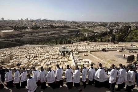  Membros da Igreja Católica participam na procissão em Jerusalém