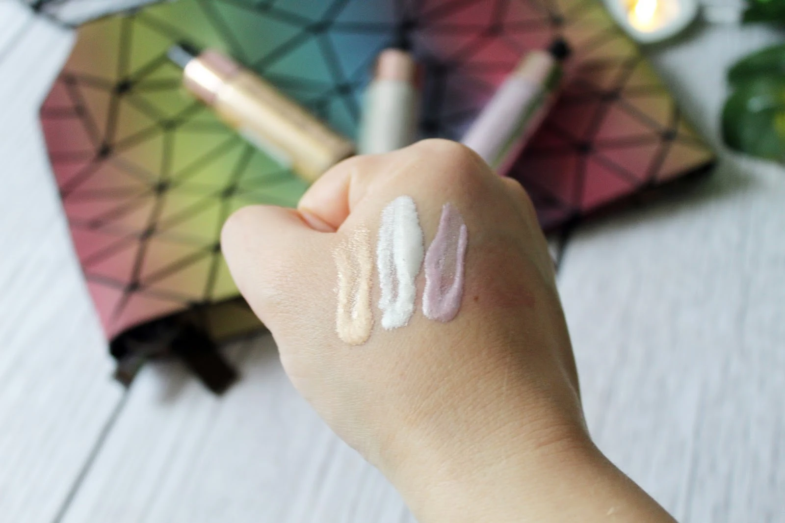 Płynny rozświetlacz Liquid Highlighter - Makeup Revolution