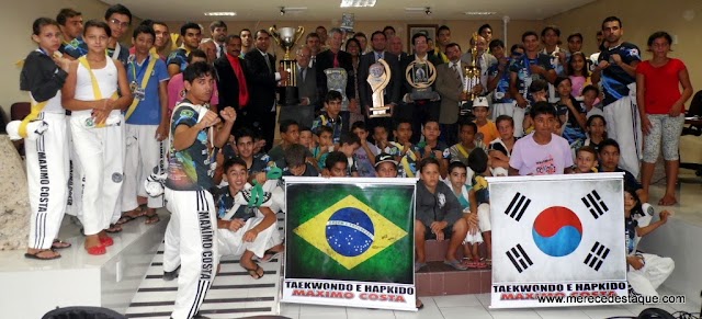 Equipe de Taekwondo Máximo Costa foi à câmara de Santa Cruz para apresentar prêmios conquistados nas últimas competições