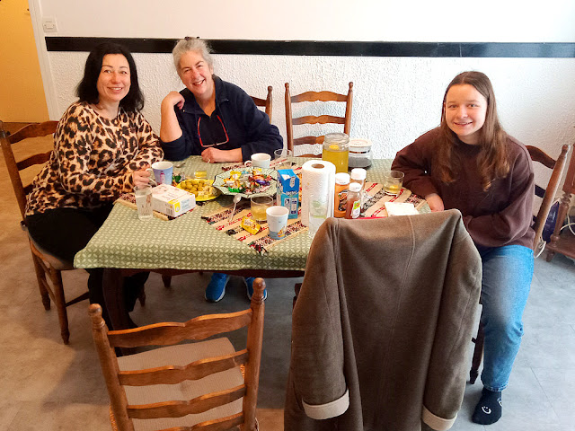 A meal with Ukrainian refugees in France. Photo by loire Valley Time Travel.